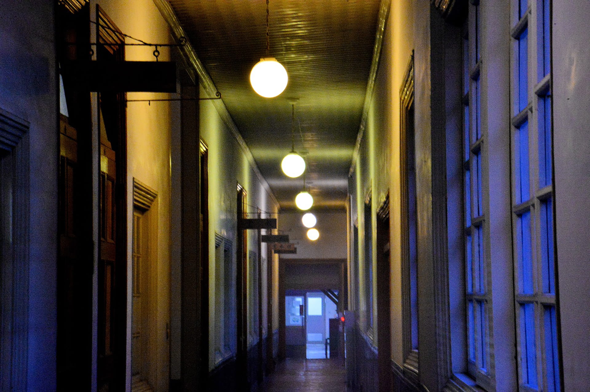 上野高等学校明治校舎廊下